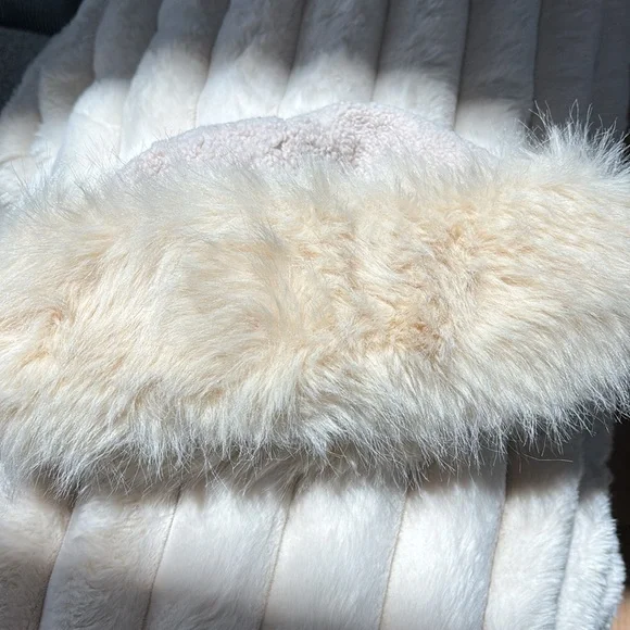 Urban Outfitters Faux Fur Hat - Picture 3 of 4